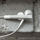 Illustration for article titled Sprng EarPod Clip Review: One of Apples Biggest Design Flaws, Fixed